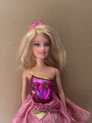 Muñeca Barbie con vestido 2 en 1!