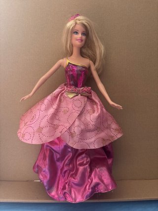 Muñeca Barbie con vestido 2 en 1!