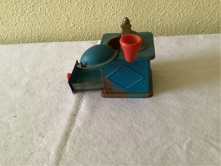 Antiguo molinillo de café azul