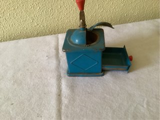 Antiguo molinillo de café azul