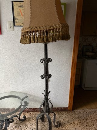 Lámpara de pie forja y tela beige