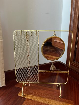 Joyero de pie dorado con espejo