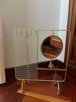Joyero de pie dorado con espejo