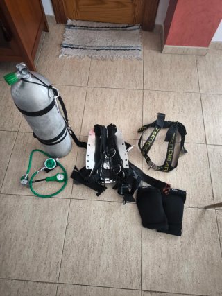 Equipo de buceo: regulador, botella O2 y placa