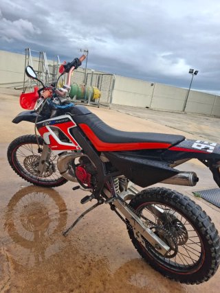 Moto Enduro/Motocross Negra y Roja