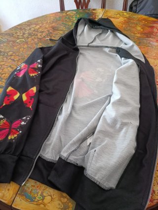 deportivos negros con mariposas.