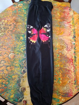 deportivos negros con mariposas.