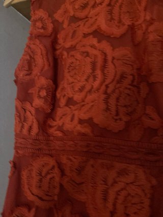 Vestido rojo de encaje floral