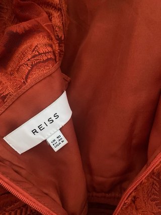 Vestido rojo de encaje floral