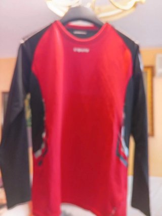 Camiseta térmica Kipsta roja y negra Talla 8
