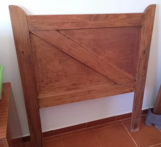 Cabecero de cama de madera rústico