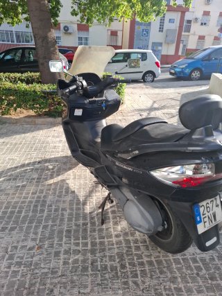 Suzuki Burgman AN 400 Maxi Scooter Negra