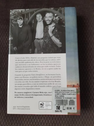 Libros de varios títulos y autores.