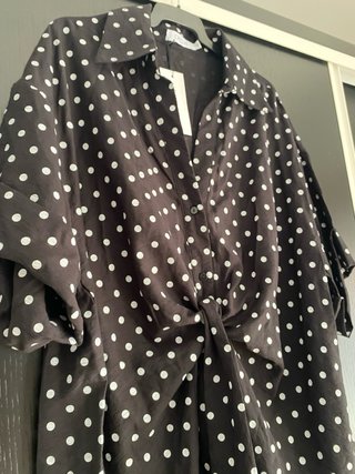 Camisa preta bolinhas brancas meia manga