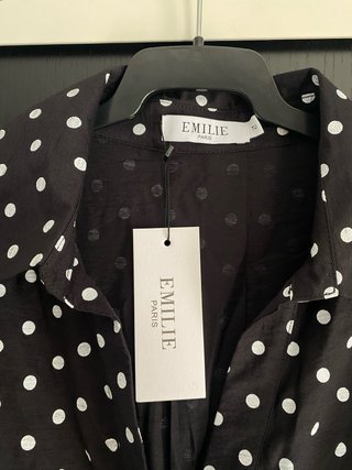 Camisa preta bolinhas brancas meia manga