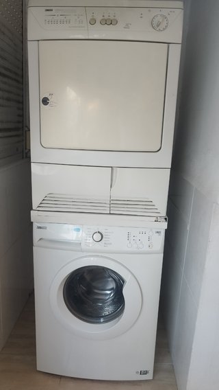 Lavadora y secadora  marca Zanussi.