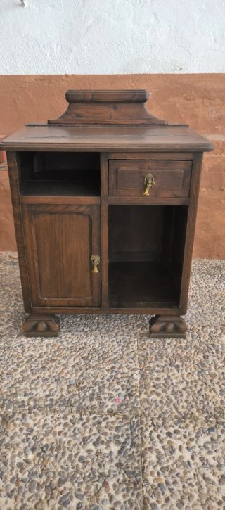 Mesita de noche antigua de madera