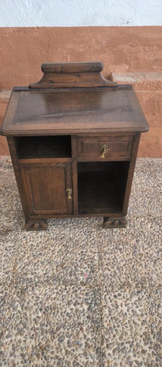 Mesita de noche antigua de madera