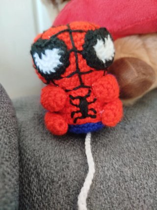 Amigurumi Spiderman con telaraña 7 cm