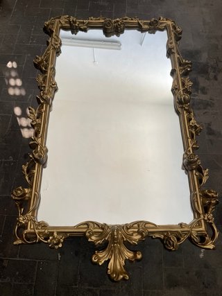 Specchio antico dorato con decorazioni floreali
