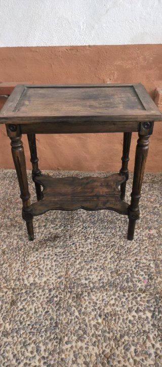 Mesa auxiliar antigua de madera