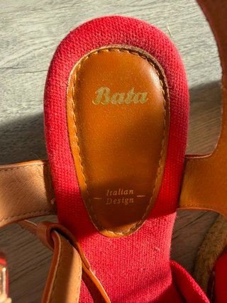 Bata Sandalias Cuña Rojo y Marrón