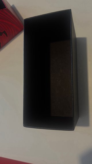 Caja de Cartas Pokémon Roja y negra