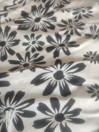 Foulard estampado floral blanco y negro