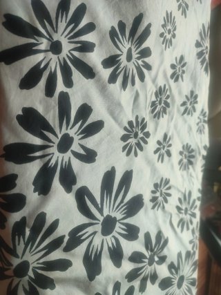 Foulard estampado floral blanco y negro