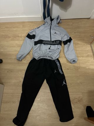 Chaqueta Jordan cremallera y gorro gris
