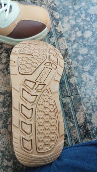 Zapatillas deportivas beige y marrón
