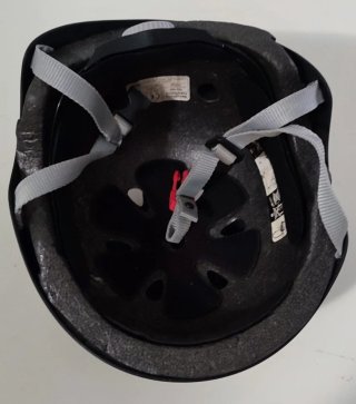 Casco de skate negro con diseño