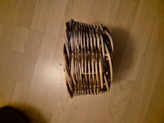 Cesto de mimbre artesanal hecho a mano.