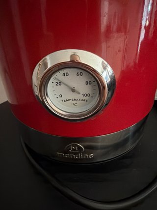 Hervidor de agua rojo con termómetro
