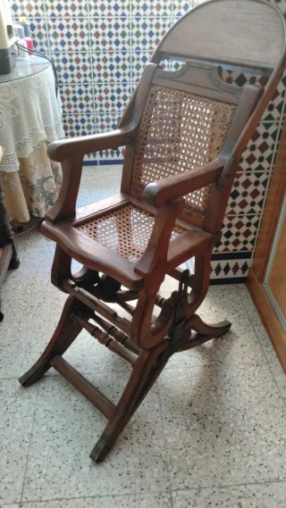 Trona de madera antigua de principios de siglo XX