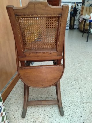 Trona de madera antigua de principios de siglo XX