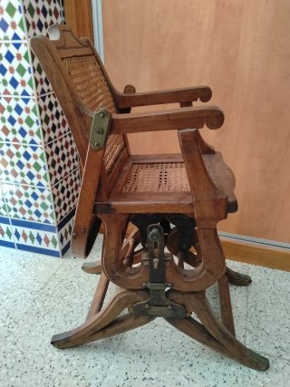 Trona de madera antigua de principios de siglo XX