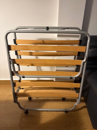 Cama plegable con somier de láminas y ruedas