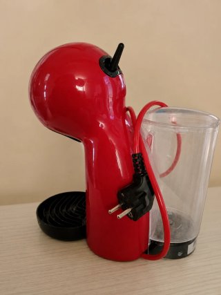 Cafetera de cápsulas roja