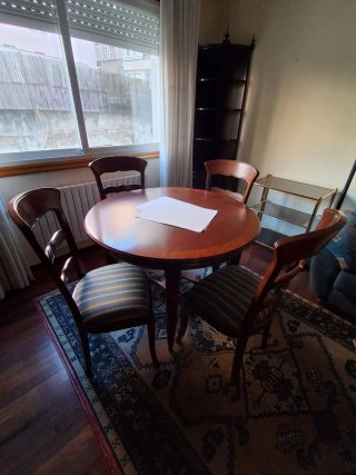 Mesa redonda de comedor con 4 sillas