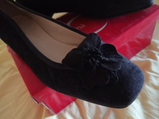Scarpe scamosciate nere con fiore