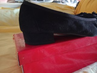 Scarpe scamosciate nere con fiore