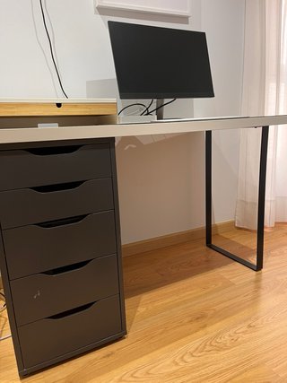Escritorio blanco y madera con cajonera