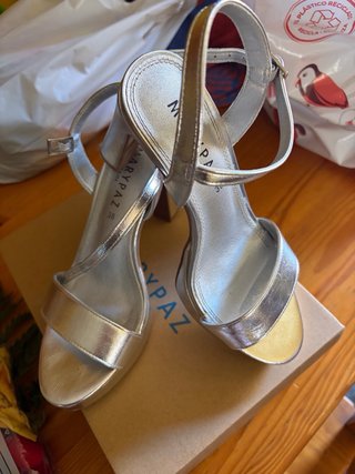 Tacones plateados elegantes talla 38