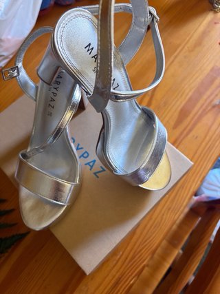 Tacones plateados elegantes talla 38