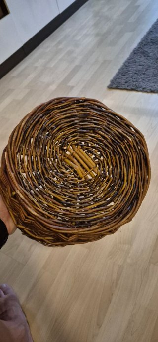 Cesta de mimbre con asa.
