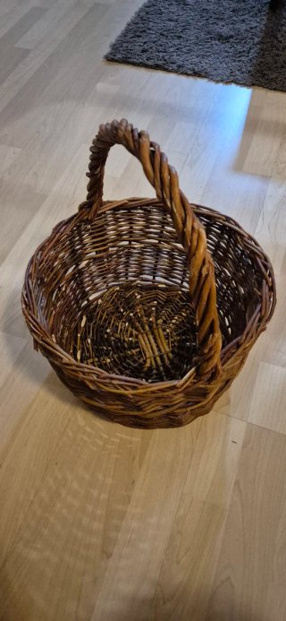 Cesta de mimbre con asa.