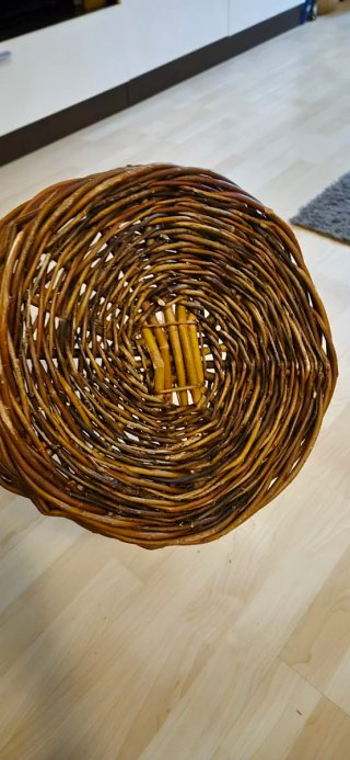 Cesta de mimbre con asa.