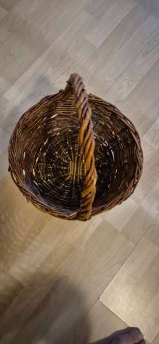 Cesta de mimbre con asa.