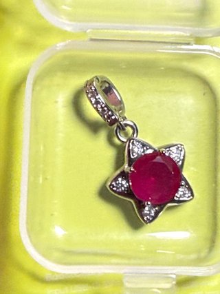 Colgante Estrella con Rubí Sintético y Circonitas